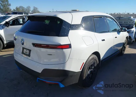 2024 BMW Ix xDrive50 z USA, uszkodzony, nr VIN WB523CF08RCS01595